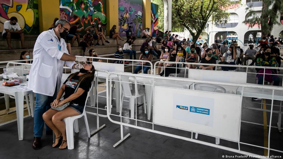 Governo reduz para sete dias isolamento de pessoas com covid DW 11/01/2022