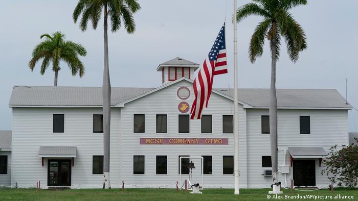 Kuba I Amerikanische Flagge auf Halbmast in Guantanamo Bay