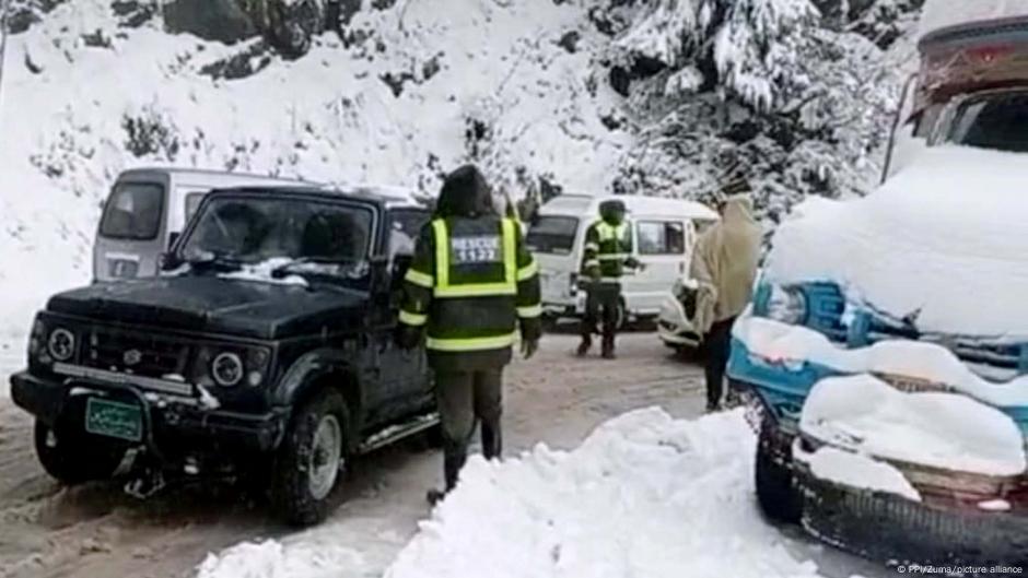 Afgana, Gente, Frío, Personas, Invierno, congelados, nevadas, nieve, copos  de nieve, ropa abrigada