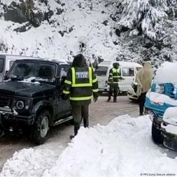 Afgana, Gente, Frío, Personas, Invierno, congelados, nevadas, nieve, copos  de nieve, ropa abrigada