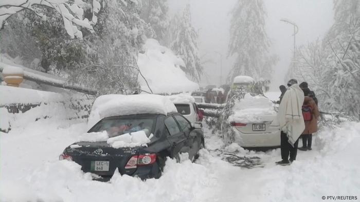 Nevasca prendeu turistas em seus carros sob temperaturas congelantes