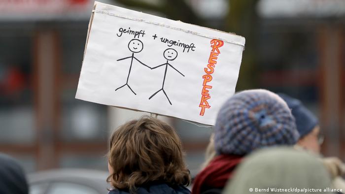 Участники протеста против антиковидных ограничений в Шверине призывают привитых и не привитых от коронавируса сограждан с уважением относиться друг к другу