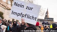 Teilnehmer einer Demonstration gegen Corona-Einschränkungen sind in der Hamburger Innenstadt unterwegs. Auf einem Transparent steht unter anderem «Nein zur Impfpflicht». Mehrere Tausend Impfgegner und Corona-Zweifler haben am Samstag in Hamburg gegen die Corona-Politik protestiert. +++ dpa-Bildfunk +++