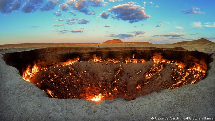 La Puerta al Infierno o pozo de Darvaza, lleva ardiendo décadas en la mitad en el desierto de Karakum, Turkmenistán 