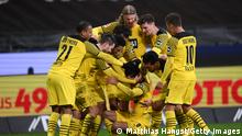 FRANKFURT AM MAIN, GERMANY - JANUARY 08: Mahmoud Dahoud celebrates with teammates Erling Haaland, Donyell Malen, Thorgan Hazard and Mats Hummels of Borussia Dortmund after scoring their team's third goal during the Bundesliga match between Eintracht Frankfurt and Borussia Dortmund at Deutsche Bank Park on January 08, 2022 in Frankfurt am Main, Germany. (Photo by Matthias Hangst/Getty Images)