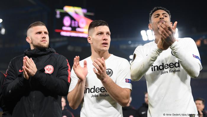 Eintracht Frankfurts Spieler Ante Rebic, Luka Jovic und Sebastien Haller Rebic klatschen in Richtung Fans