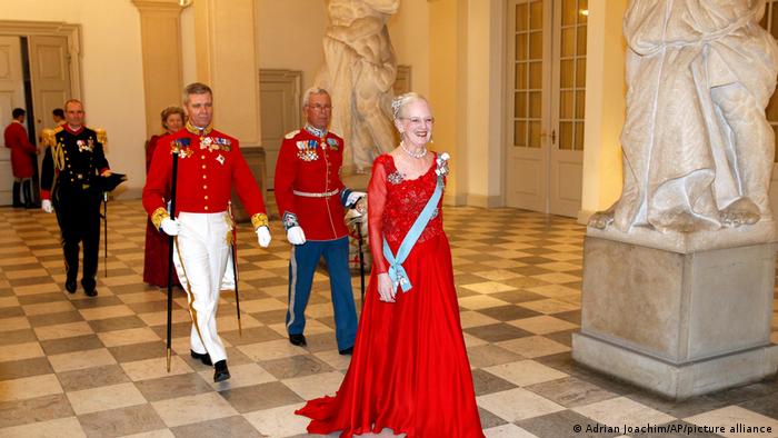 Königin Margrethe auf dem Weg zu einem Galadinner