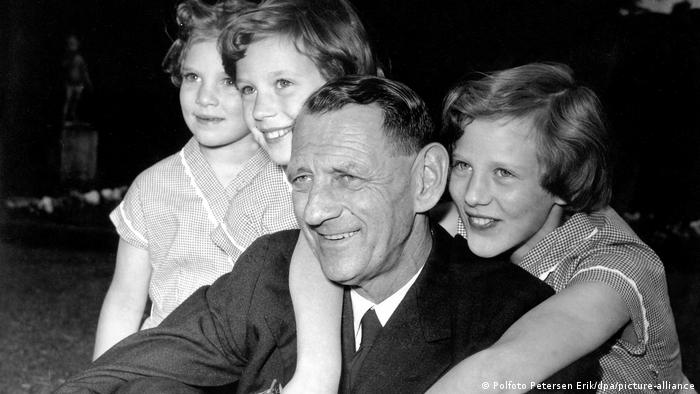 King Frederik IX. with his daughters Anne-Marie (l), Benedikte und Margrethe (r), with the latter hugging her father from behind. 