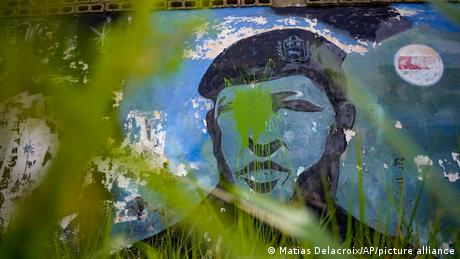 Un mural del desaparecido presidente venezolano Hugo Chávez comienza a ser tapado por el pasto en su estado natal de Barinas. (Archivo: 07.01.2022).