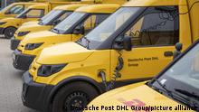 Ein «StreetScooter» von Deutsche Post DHL, ein Lieferfahrzeug, wird geladen. Rund 16.000 «StreetScooter» sind schon unterwegs und beliefern ökostrombetrieben die bundesdeutschen Haushalte. +++ dpa-Bildfunk +++