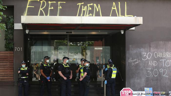 Australien Melbourne | Tennisspieler Novak Djokovic im Hotel - Polizeieinheiten vor Gebäude