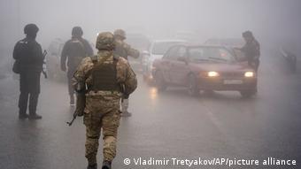Блокпост на дорозі у Алмати