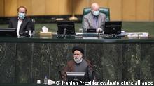 Ebrahim Raisi (M), Präsident des Iran, hält eine Rede während einer Plenarsitzung der Islamischen Konsultativversammlung, des iranischen Parlaments. +++ dpa-Bildfunk +++