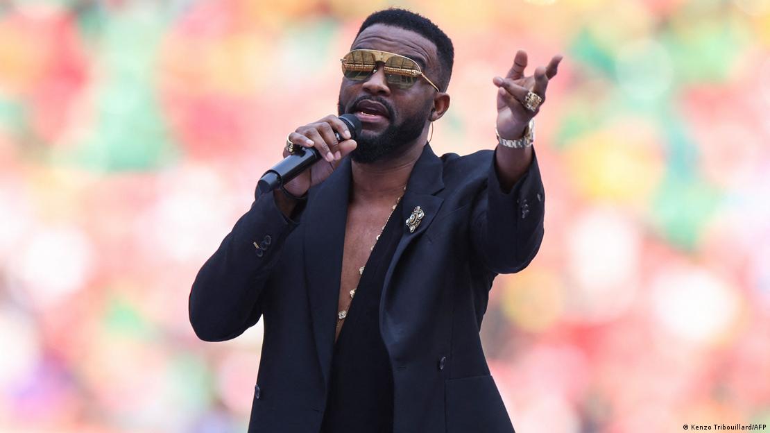 Le chanteur congolais, Fally Ipupa, vêtu d'une chemise et d'une veste noires, une paire de lunettes de soleil dorées sur le nez, se produit lors de la cérémonie d'ouverture de la Coupe d'Afrique des nations 2021, au Stade d'Olembé, à Yaoundé, le 9 janvier 2022. Le chanteur congolais, Fally Ipupa, vêtu d'une chemise et d'une veste noires, une paire de lunettes de soleil dorées sur le nez, se produit lors de la cérémonie d'ouverture de la Coupe d'Afrique des nations 2021, au Stade d'Olembé, à Yaoundé, le 9 janvier 2022.