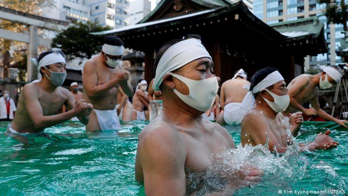 Tokom molitve za pročišćenje duše, učesnici nose maske kako bi spriječili širenje zaraze korona virusom. Ova fotografija je urađena u Tepozu Inari svetilištu u Tokiju. 
