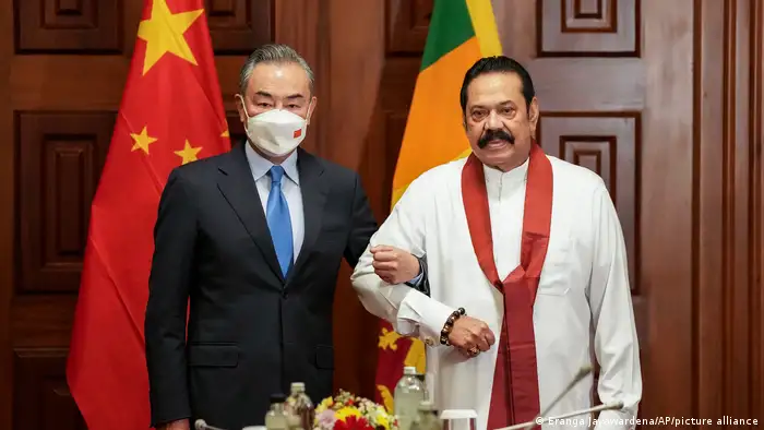 根据中国中非研究所的统计，斯里兰卡截至去年年底积欠中国74亿美元，占其公共外债的近五分之一。图为2022年1月，时任中国外长王毅与斯里兰卡外长在科伦坡会面