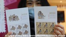 ©/MAXPPP - NANJING, CHINA - JANUARY 05: A postal worker shows 'Year of the Tiger' stamps on January 5, 2022 in Nanjing, Jiangsu Province of China. China on Wednesday issues a set of tiger-patterned stamps to mark the Year of the Tiger. (Photo by Yang Bo/China News Service)