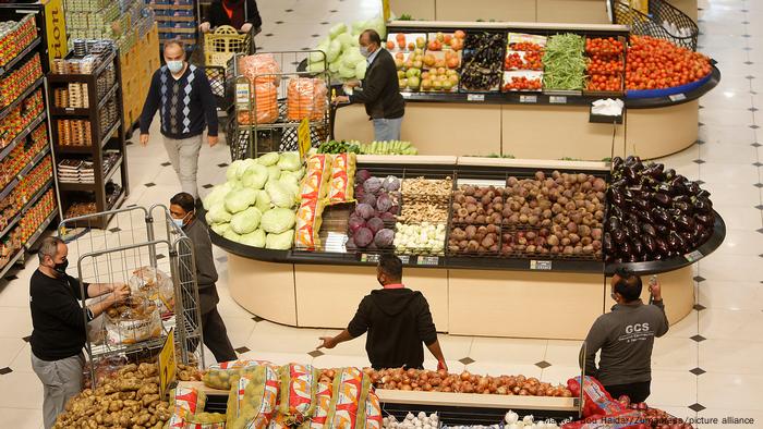 La inflación ha crecido en muchos lugares, encareciendo cosas como los alimentos y la energía.