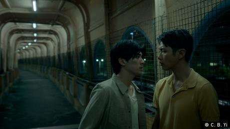 Filmstill Moneyboys: Zwei junge Männer stehen in einem Tunnel und schauen sich an 
