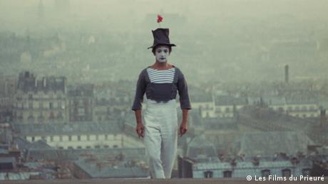 Filmstill aus der Doku Die Kunst der Stille mit Marcel Marceau im Clownkostüm