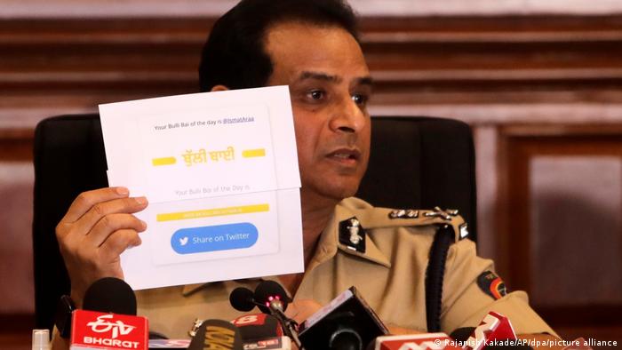 هيمانت ناجرالي قائد شرطة مومباي يعلن القبض على أشخاص على خلفية صلاتهم بتطبيق بولي باي