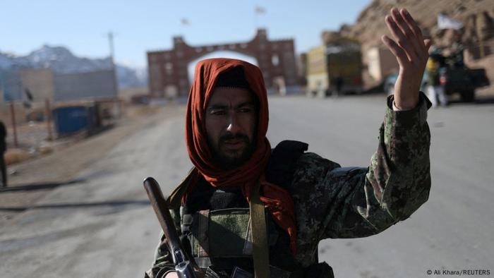 A Taliban fighter at a checkpoint near Bamiyan, Afghanistan, 24.12.2021