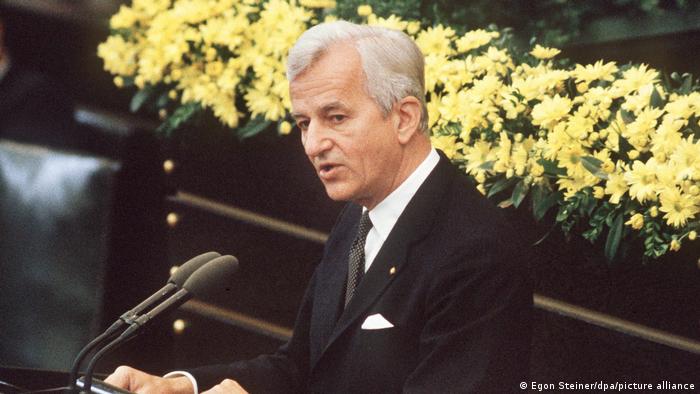 Рихард фон Вайцзеккер выступает в бундестаге 8 мая 1985 года