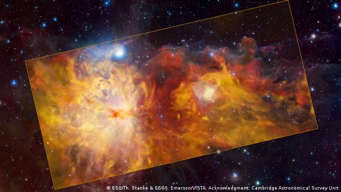 La nebulosa de la Llama es el elemento grande situado en la mitad izquierda del rectángulo central amarillo. El elemento más pequeño de la derecha es la nebulosa de reflexión NGC 2023. En la parte superior derecha de NGC 2023, la emblemática nebulosa Cabeza de Caballo parece emerger heroicamente de las llamas. Los tres objetos forman parte de la nube de Orión, una gigantesca estructura de gas situada a una distancia de entre 1300 y 1600 años luz. Los diferentes colores indican la velocidad del gas. 