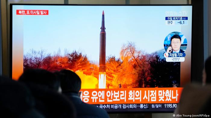 Архивные кадры с запуском северокорейской ракеты в эфире южнокорейского телевидения