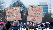 Teilnehmer einer Demonstration gegen Corona-Einschränkungen ziehen durch die Innenstadt und halten Plakate mit der Aufschrift Umarmen, lachen, tanzen, frische Luft einatmen, Freunde treffen, Freunde haben und Mein Körper, meine Entscheidung hoch. Mehrere Tausend Impfgegner und Corona-Zweifler haben in Hamburg gegen die Corona-Politik protestiert. +++ dpa-Bildfunk +++