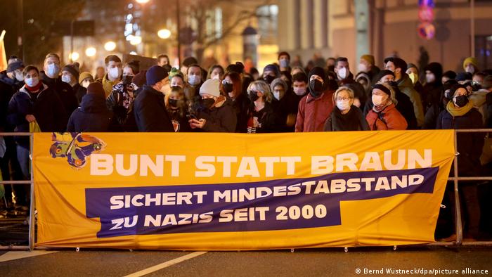 Contramanifestación paralela a una manifestación antivacuna y antirestricciones denuncia la cercanía de neonazis con antivacunas.