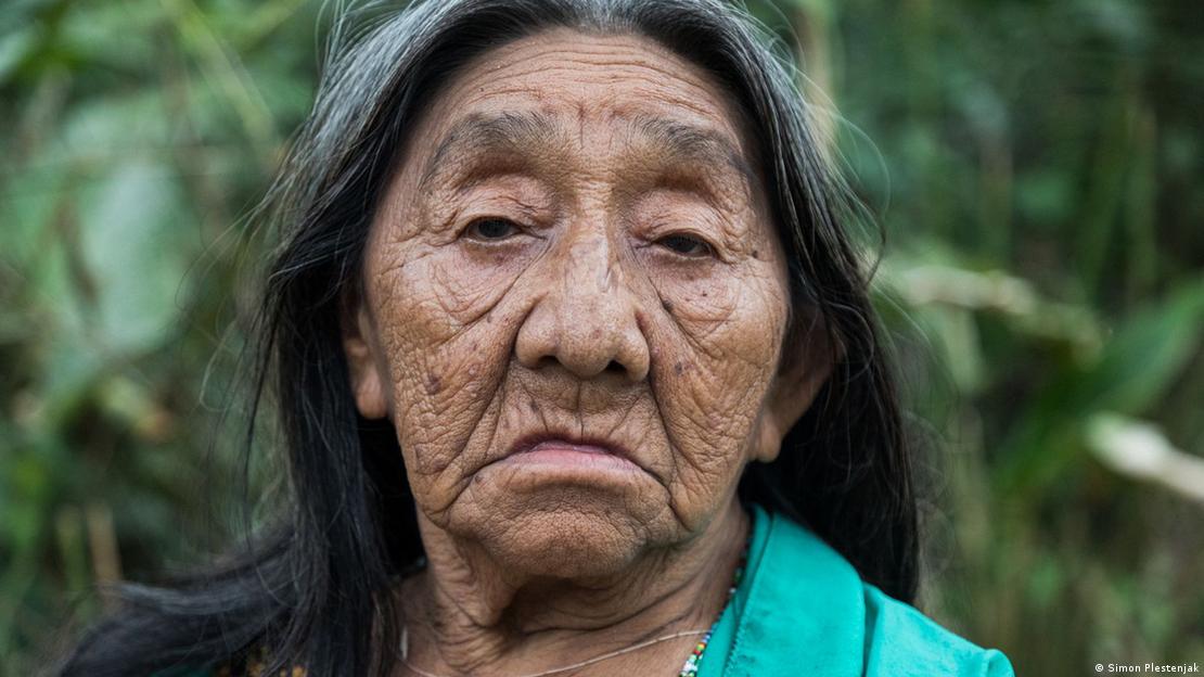 Mulher indígena idosa