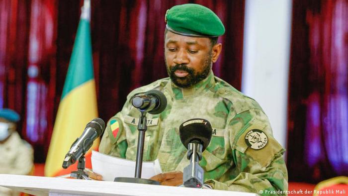 Mali´s president Assimi Goïta in a military uniform reading a speech