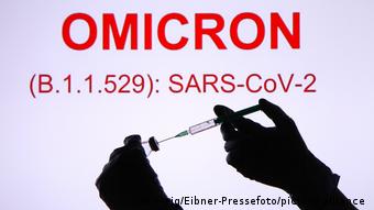 Oznaka soja omikron koronavirusa i ruke koje drže cjepivo i injekciju