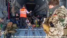 18.08.2021 Ein Mitarbeiter eines Krisenunterstützungsteams weist die Evakuierten, noch im Airbus A400M, nach der Landung ein. Nach der Machtübernahme der Taliban in Afghanistan hat die Bundeswehr unter schwierigsten Bedingungen eine Luftbrücke zur Evakuierung von Deutschen und Afghanen eingerichtet.