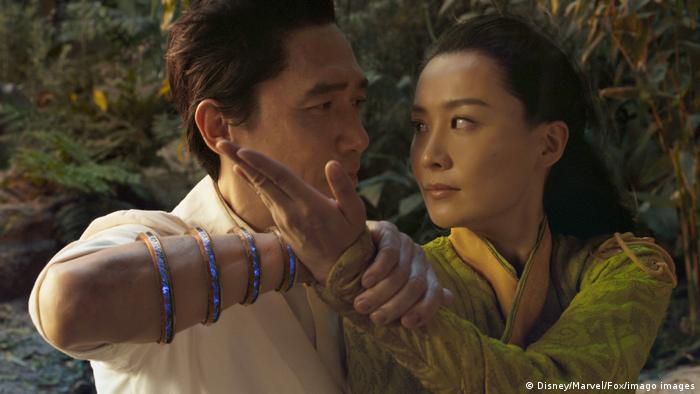 Filmstill Shang-Chi And The Legend Of The Ten Rings: ein Mann hält den Arm einer Frau fest
