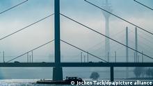 11.01.2022
Dichter Nebel löst sich langsam auf, Frachtschiffe auf dem Rhein bei Düsseldorf, vorn die Oberkassler Brücke, dahinter die Rheinkniebrücke, Rheinturm, NRW, Deutschland