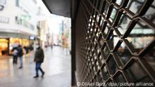 30.11.2021, Köln, Ein Eisengitter hängt vor einem geschlossenen Geschäft. (zu dpa «BGH verkündet Urteil: Mussten Geschäftsinhaber bei behördlich angeordneten Schließungen wegen Corona weiter die volle Miete zahlen?») 