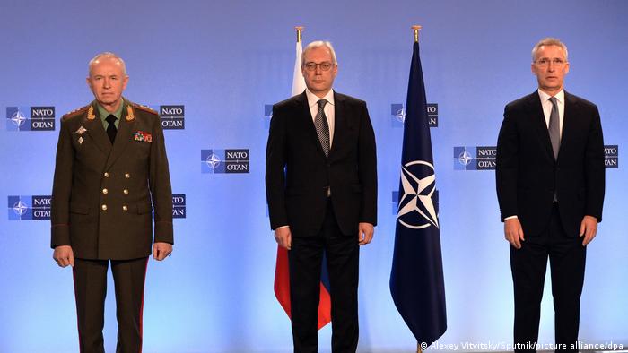 Част от участниците в Съвета НАТО-Русия на 12 януари 2022 в Брюксел: руските заместник-министри на отбраната и външните работи Александър Фомин (вляво) и Александър Грушко и генералният секретар на НАТО Йенс Столтенберг (вдясно)