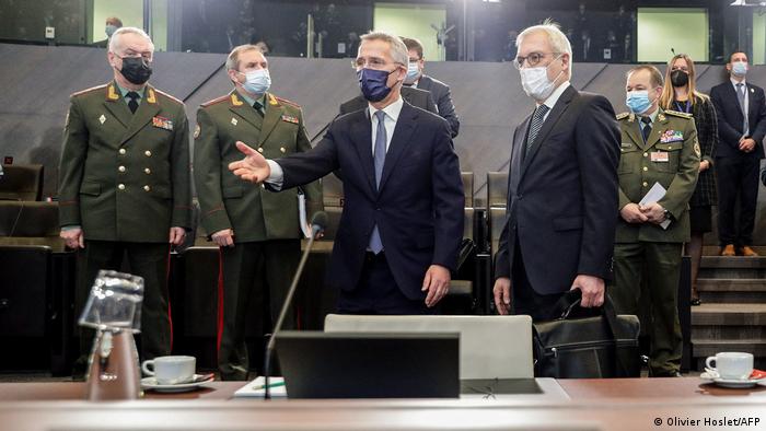 NATO Genel Sekreteri Stoltenberg Konsey toplantısında Rus yetkililerle.