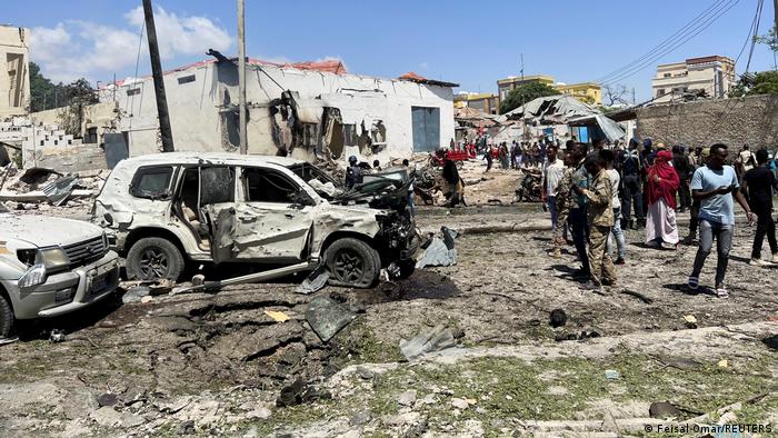 Al-Shabab, vinculado a al-Qaida, que controla partes de Somalia, a menudo lleva a cabo atentados con bombas en lugares de alto perfil en la capital.
