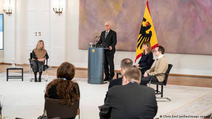 Steinmeier speaking at the round table event with citizens