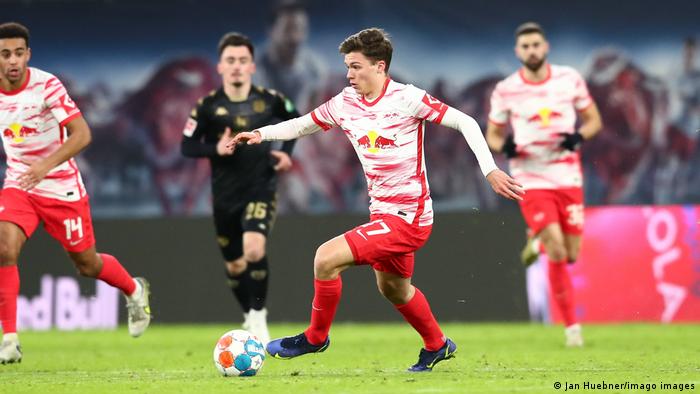 Dribbling Sidney Raebiger von RB Leipzig im Spiel gegen den FSV Mainz 05