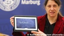 Constanze Spieß präsentiert «Pushback» , das «Unwort des Jahres» 2021, auf einem iPad bei einer Pressekonferenz an der Philipps-Universität Marburg.