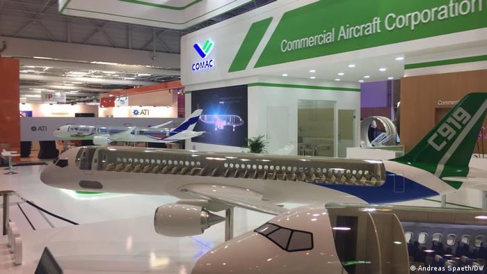 Models of the Comac C919 airplane