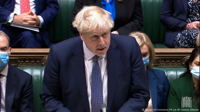 Em sessão parlamentar, Boris Johnson negou que se tratava de uma festa, mas de uma reunião a trabalho