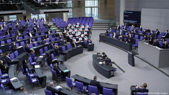 Deutschland Berlin | Bundestag | Regierungsbefragung Olaf Scholz | Protest AfD