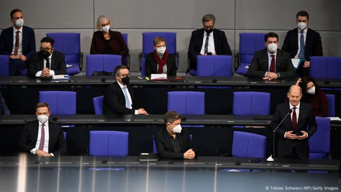 El canciller Olaf Scholz (dcha.) hablando desde los escaños del Bundestag para los miembros del gobierno 