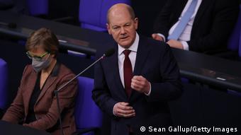 Εξαγγελίες στη Βουλή για διαδικασία χαλάρωσης των μέτρων 