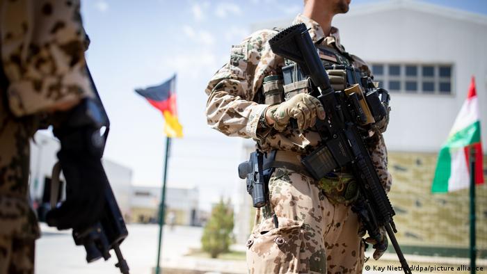Soldats allemands avec des fusils G27 dans une base militaire en Irak